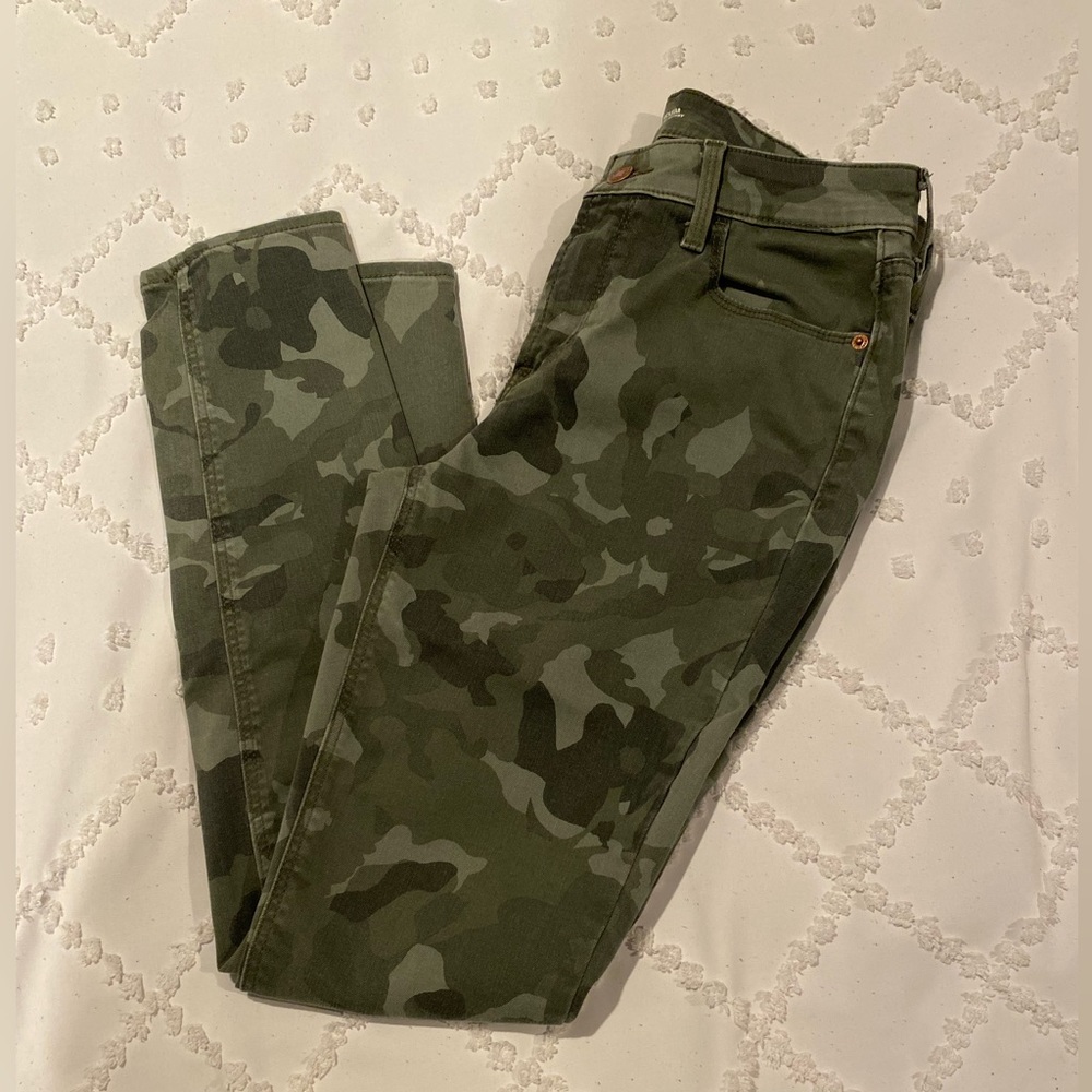 Womens old navy rockstar super skinny camo jeans 8